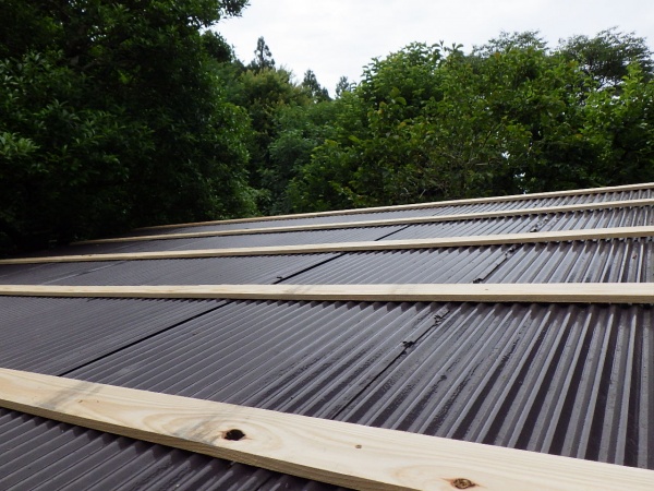 波板取り付け下地を取り付けました