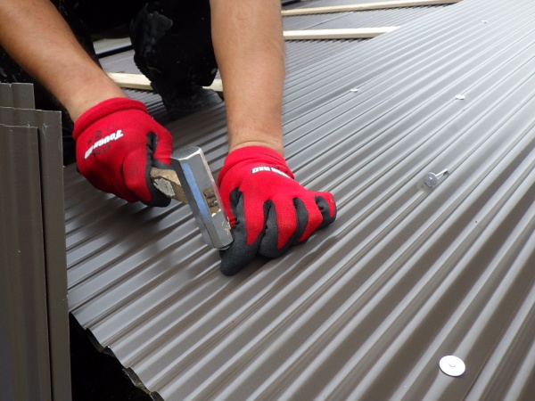 波板の取り付け中です