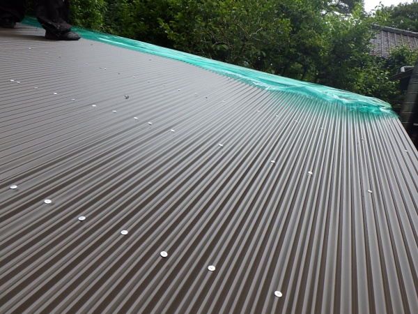 波板の取り付け中です