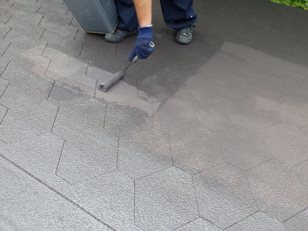 アスファルトシングル屋根の上塗り中です