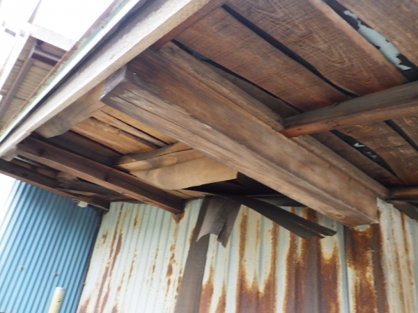 施工前の事務所軒天の状態です