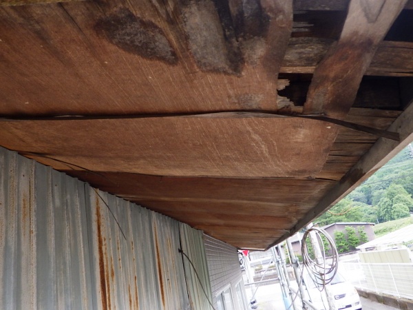 施工前の事務所軒天の状態です
