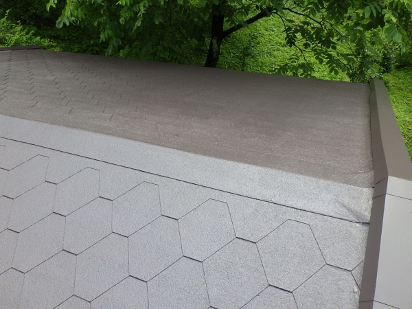 アスファルトシングル屋根の上塗り終了です