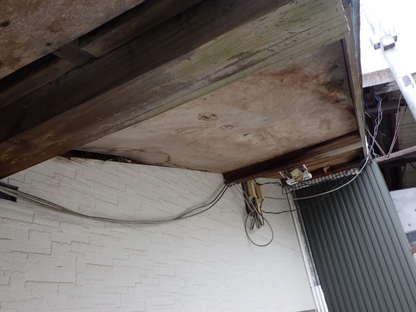 施工前の事務所軒天の状態です
