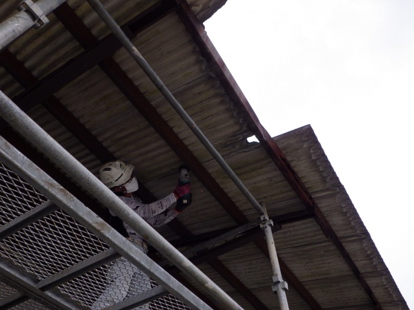 既存のフックボルトの撤去中です