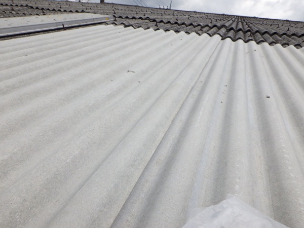 スレート屋根材の仮置き中です