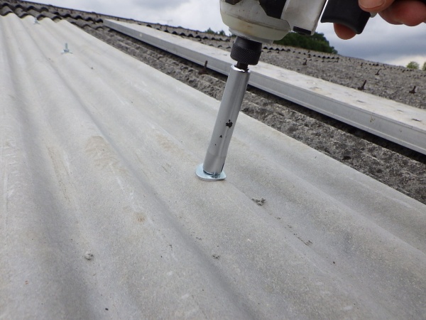 フックボルトで固定中です