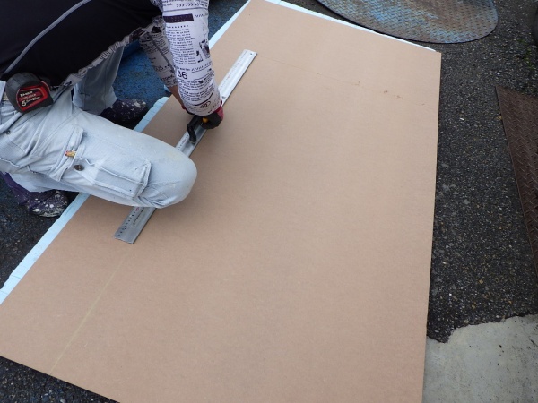 化粧べニアを寸法に加工中です