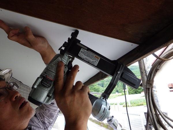 軒天の垂木の固定中です