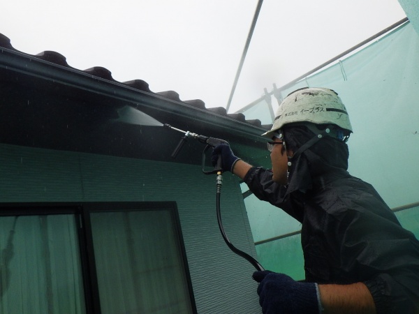 軒樋と破風板の洗浄中です