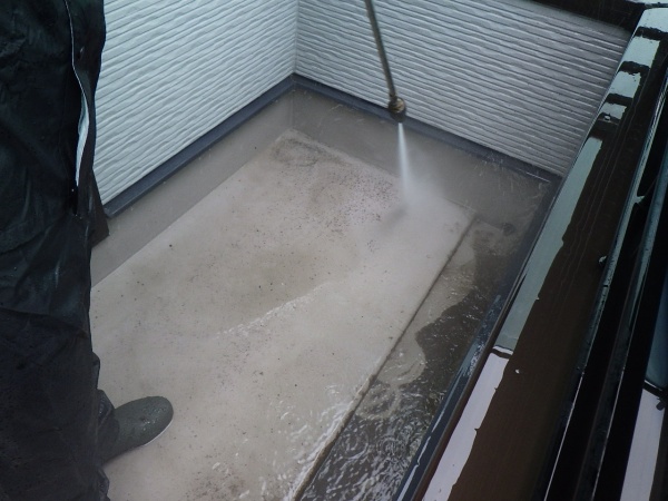 ベランダ床の洗浄中です