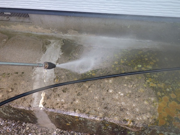 犬走の洗浄中です