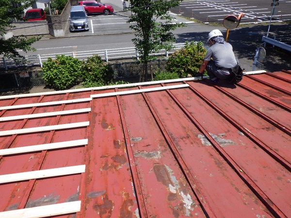 波板下地の取り付け中です