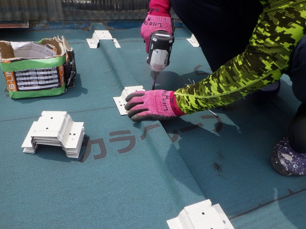 ルーフィングと吊り子の取り付け中です