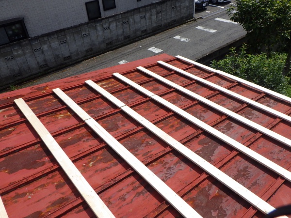 波板下地の取り付け中です