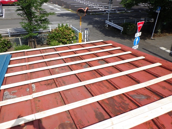 波板下地の取り付け中です