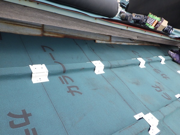 ルーフィングと吊り子の取り付け終了です