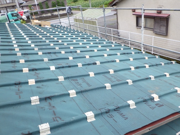 ルーフィングと吊り子の取り付け終了です