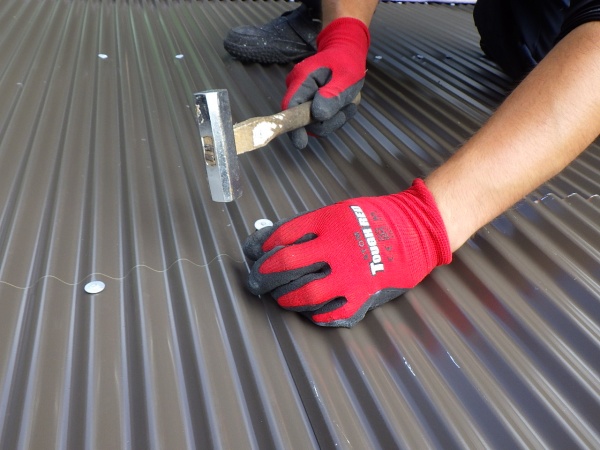 波板の固定中です