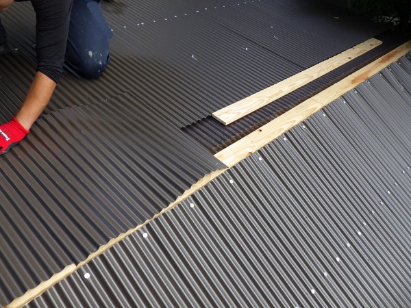 波板の固定中です