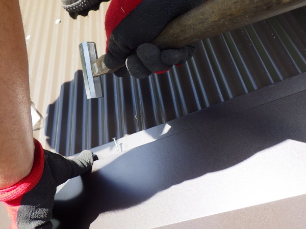 棟板金の取り付け中です