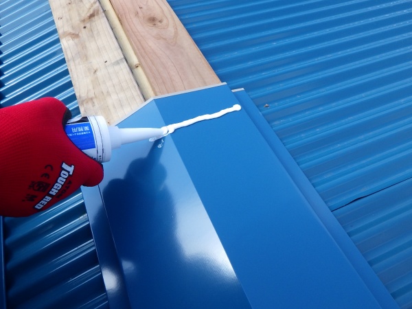 棟板金を繋ぎました