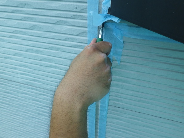 目地シーリング材の撤去中です