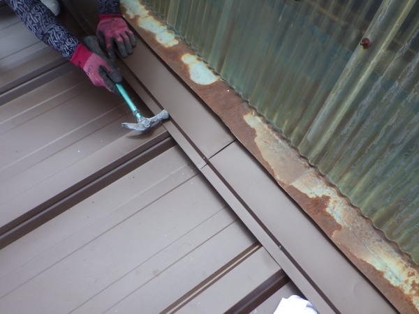 壁水切りの取り付け中です