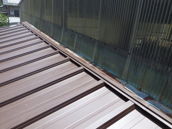 既存壁水切りとビス止めしました