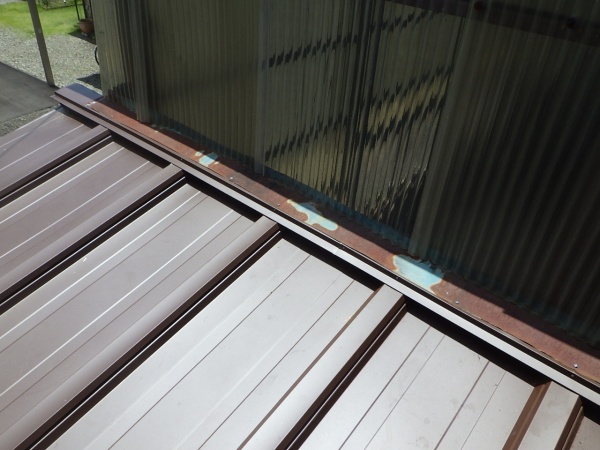 既存壁水切りとビス止めしました