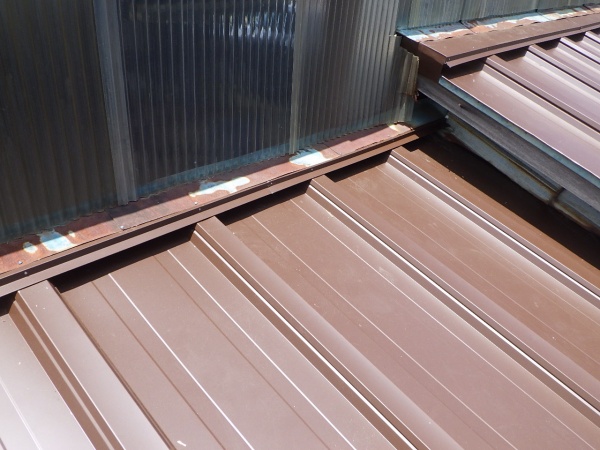 既存壁水切りとビス止めしました