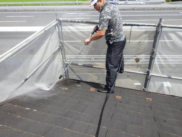 スレート屋根材の洗浄中です