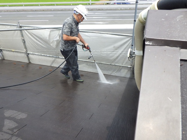 スレート屋根材の洗浄中です