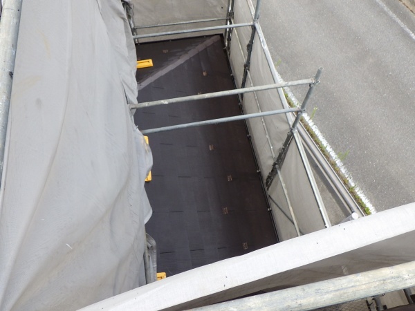 洗浄後の下屋根の状態です