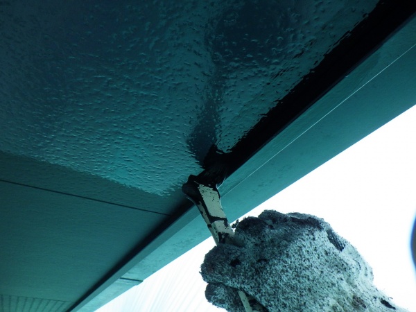 軒天１回目塗装中です