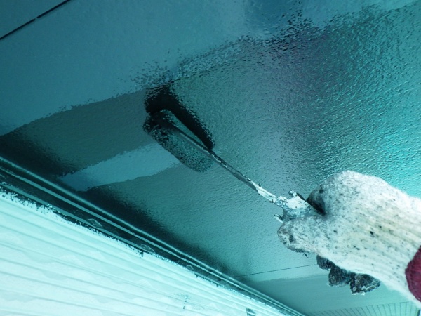 軒天１回目塗装中です