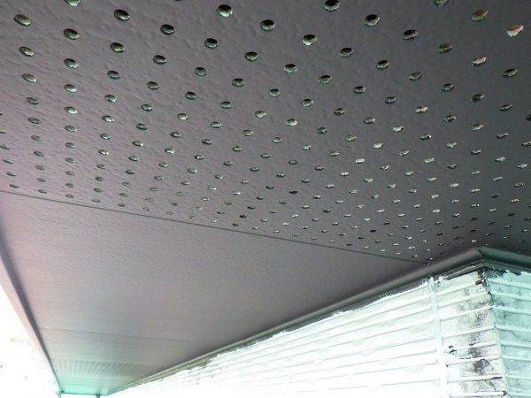 軒天１回目塗装終了です