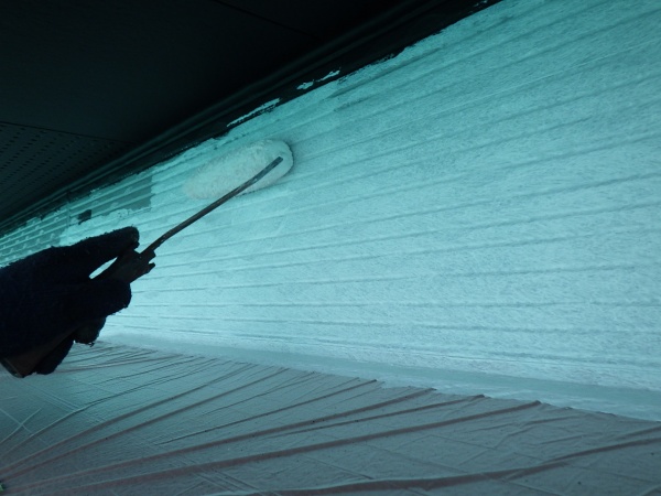 外壁面の下塗りローラー塗装中です