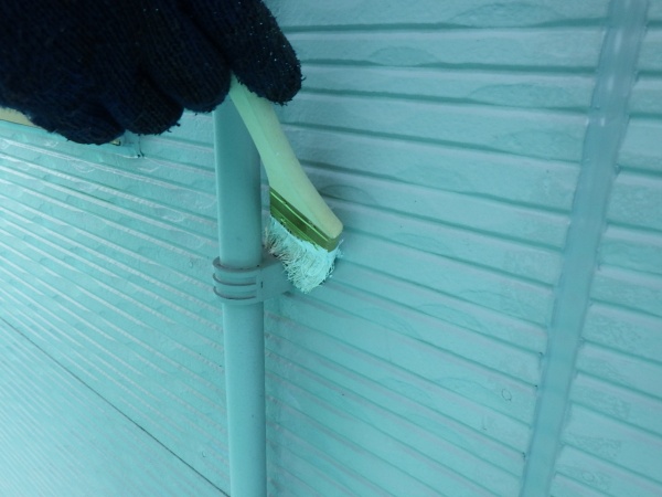 外壁面の下塗り刷毛塗装中です