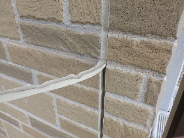 外壁目地の撤去中です