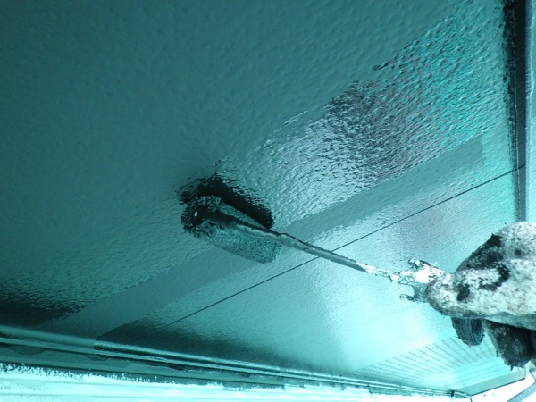 軒天２回目塗装中です