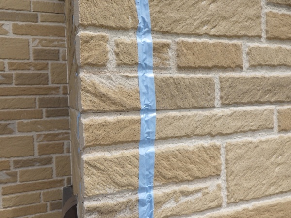 外壁目地の雨養生です