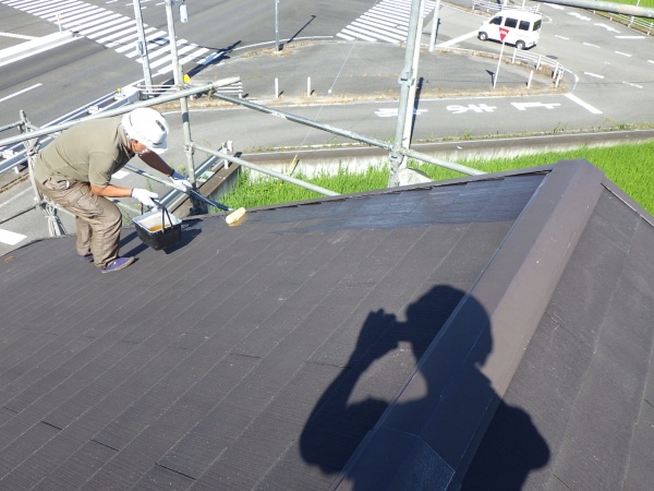 スレート屋根の下塗り中です