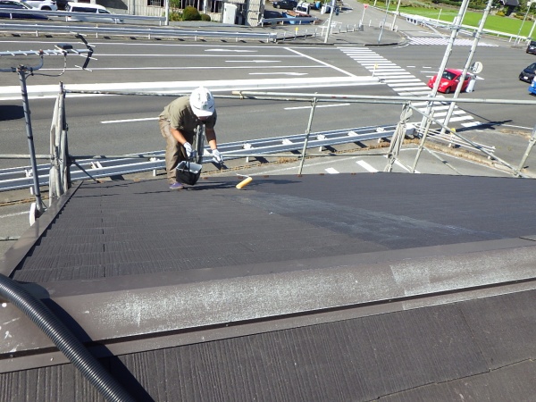 スレート屋根の下塗り中です