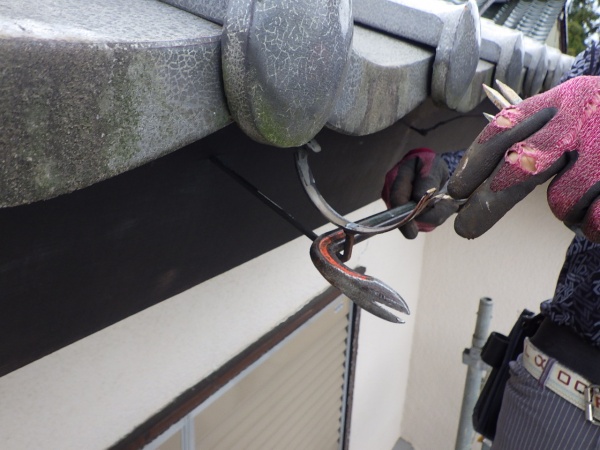 軒樋金具の撤去中です