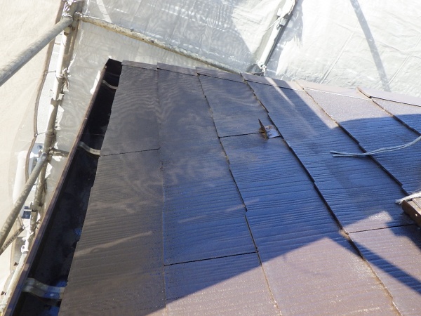 スレート屋根の下塗りが終了しました