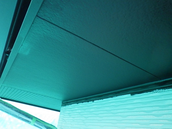 軒天２回目塗装終了です