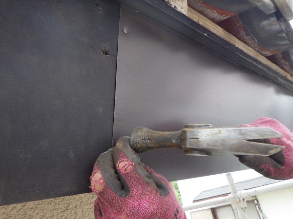 破風板金の取り付け中です