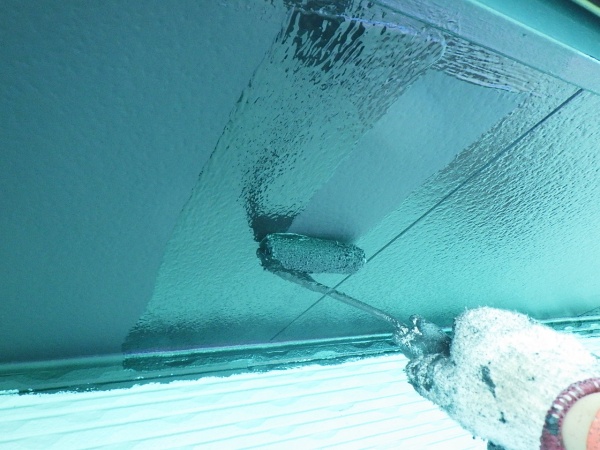 軒天2回目のローラー塗装中です