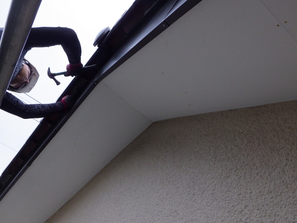 破風板金の取り付け中です